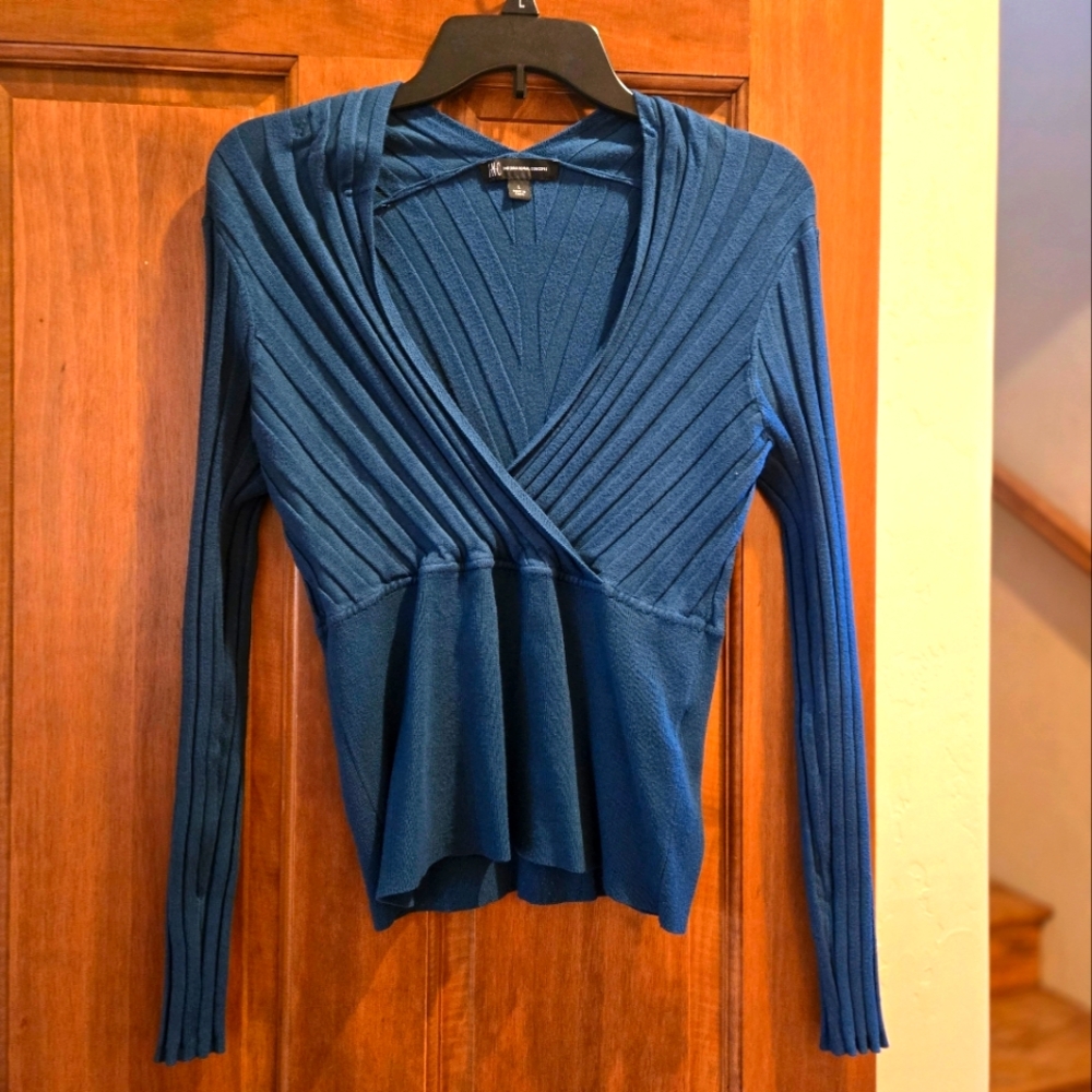 Deep V-neck cropped sweater - Picture 1 of 3
